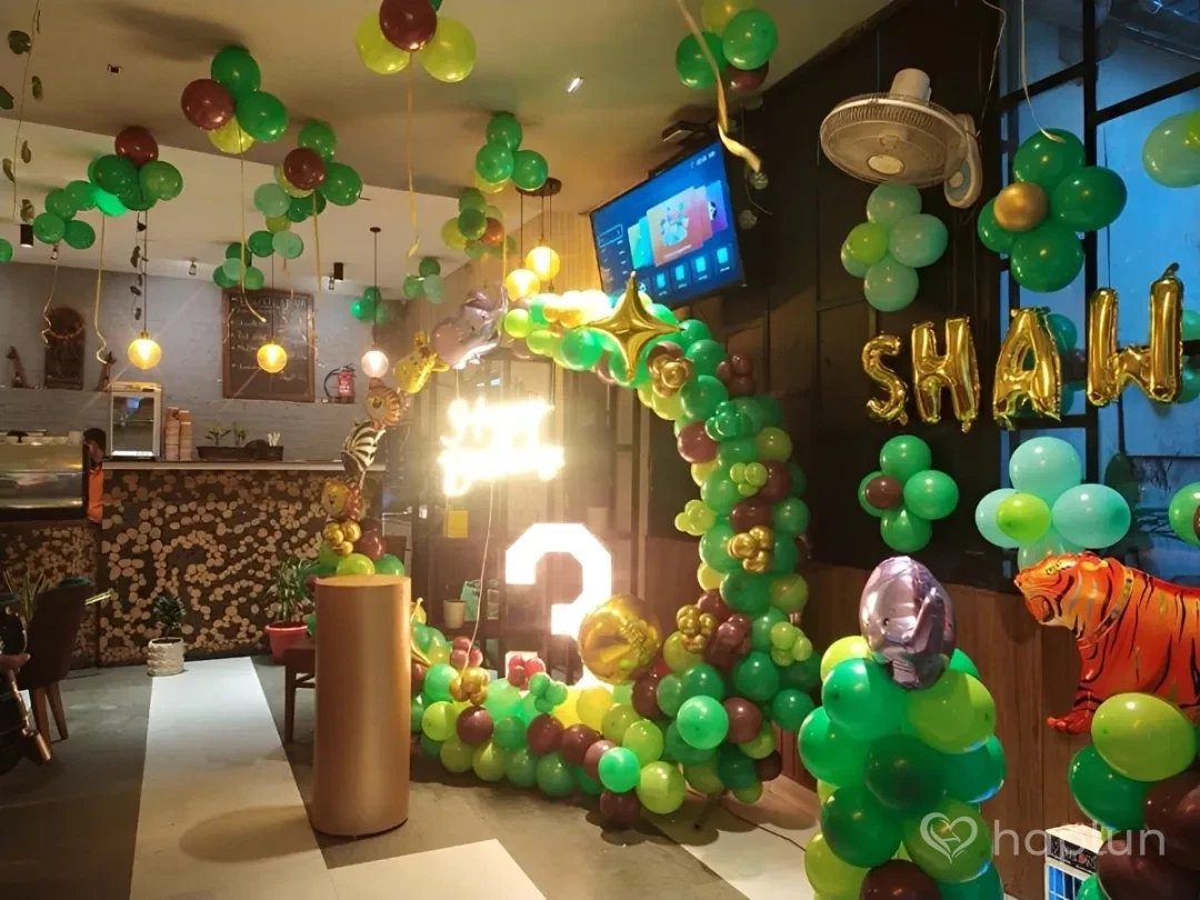 Cafe Hall Jungle Theme Decoration