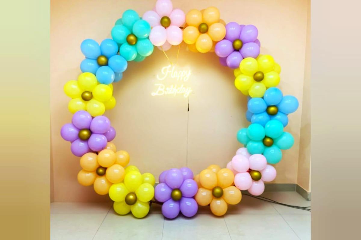 Flowery Balloon Ring Decoration