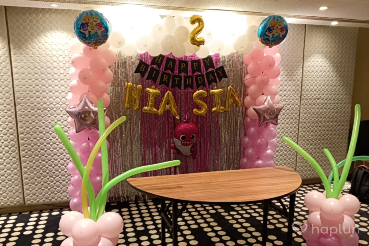 Baby shark splash party decor