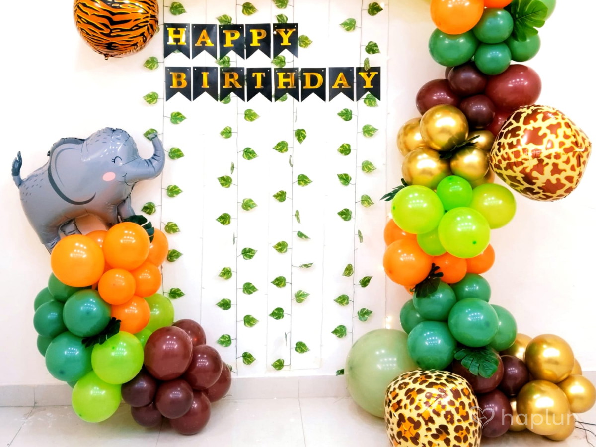 Surprise jungle balloon decor