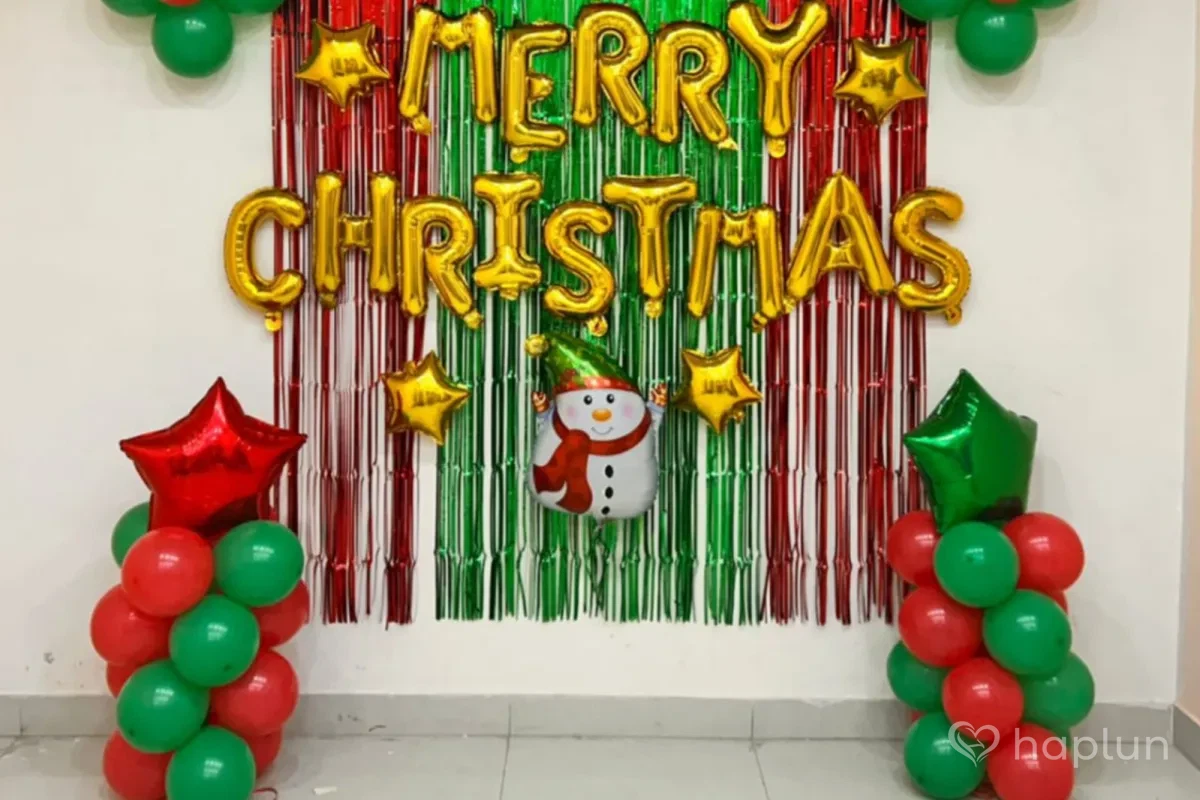 Classic Christmas Theme Decor